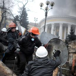 Nella foto un momento degli scontri tra manifestanti e polizia a Kiev (Epa)