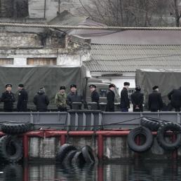 Marinai russi nella base navale ucraina di Sevastopol, nel Mar Nero (Reuters)