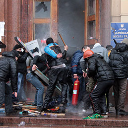 Scontri a Kharkiv tra filo-russi e ucraini pro Maidan (AFP)