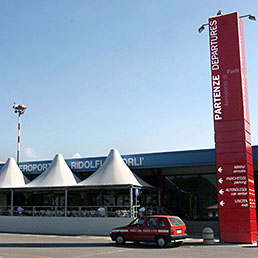 Nella foto l'aeroporto Giacomo Ridolfi di Forlì (Imagoeconomica)