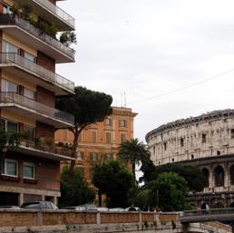 L'abitazione romana di Claudio Scajola, (sulla sinistra) sullo sfondo il Colosseo. (Ansa)
