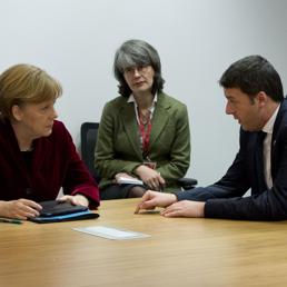 Il presidente del Consiglio Matteo Renzi parla con la cancelliera tedesca Angela Merkel prima dei lavori del vertice Ue sull'Ucraina a Bruxelles, il 6 marzo 2014 (Ansa)