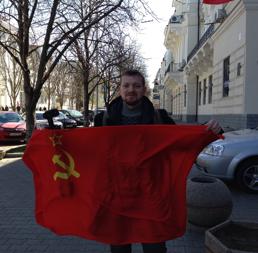 Un ragazzo mostra la bandiera sovietica sulla via Lenin di Sebastopoli