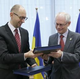 Il presidente del Consiglio europeo Herman Van Rompuy con il premier ucraino Arseniy Yatsenyuk