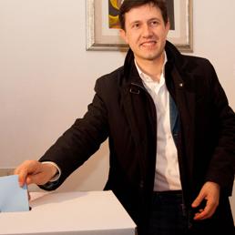 Dario Nardella, vicesindaco di Firenze e uno degli aspiranti candidati a sindaco, vota per le primarie del PD a Firenze. (Ansa)