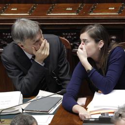 Graziano Delrio (a sinistra) e Maria Elena Boschi in Aula alla Camera (Ansa)