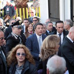 La visita del presidente del consiglio Matteo Renzi davanti alla scuola di Scalea (Ansa)