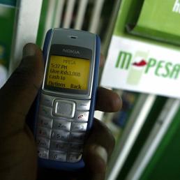 Con i bonifici via sms, banche e tlc viaggiano verso la convergenza (AFP Photo)