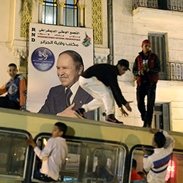 Algeria, supporters del presidente Abdelaziz Bouteflika (Afp)