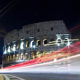 Il Colosseo illuminato di notte (Ansa)
