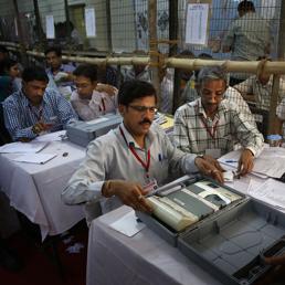 Votazioni in India, le operazioni di spoglio (Ap)