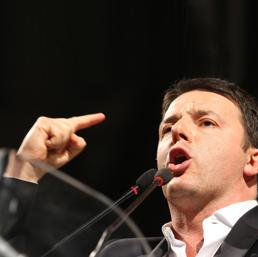 Renzi durante il suo discorso a Napoli (ANSA)