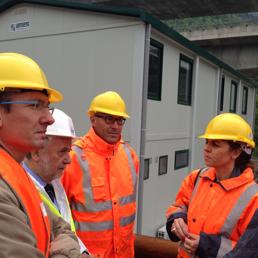 Il presidente degli industriali torinesi Licia Mattioli (a dx) al cantiere Tav in Valle di Susa; a sinistra, con il casco bianco, il commissario di Governo Mario Virano