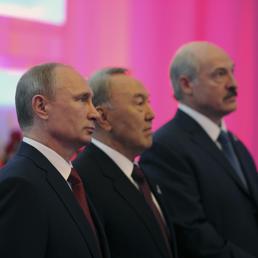 Il presidente russo Vladimir Putin, il presidente kazaco Nursultan Nazarbayev e quello della Bielorussia Alexander Lukashenko (Reuters)