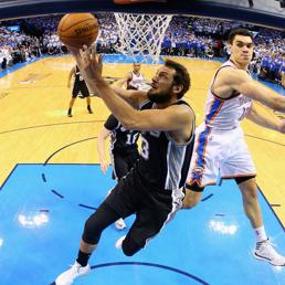 Nella foto Marco Belinelli a segno nella partita contro gli Oklahoma City Thunder (AFP Photo)