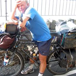 Heinz Stücke gira il mondo in bicicletta