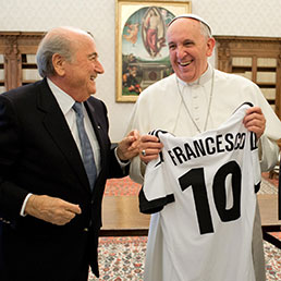 Papa Francesco con il presidente della Fifa, Joseph Blatter (Afp)