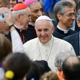 Il Papa a Trastevere dalla comunità di Sant'Egidio (Afp)