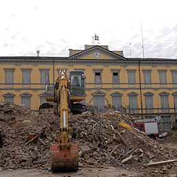 Nella foto il palazzo del Comune di Concordia sulla Secchia, danneggiato dal terremoto del 2012 (Fotogramma)