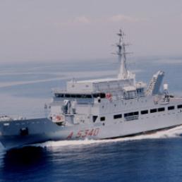 La nave spia Elettra della marina Militare Italiana