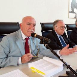 I magistrati Vittorio Teresi (s), Francesco Messineo (s-2) durante la conferenza stampa sull'operazione Fiume, l'inchiesta della Direzione distrettuale antimafia di Palermo che ha portato all'arresto di 17 persone, Palermo, 18 luglio 2014 (Ansa)