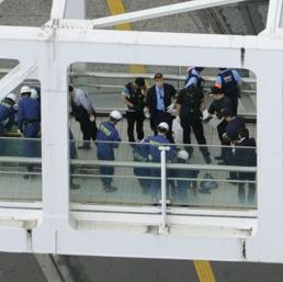 I soccorsi all'uomo che si è dato fuoco per protesta (Ap)