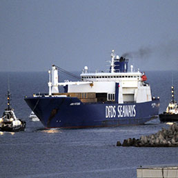 L'arrivo della nave danese Ark Futura a Gioia Tauro (Ap)