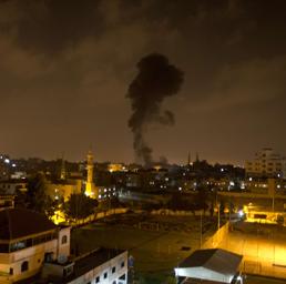 La città di Gaza bombardata dai droni israeliani alle prime luci dell'alba (Afp)