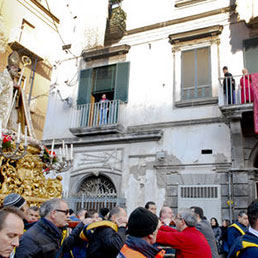 Il passaggio della processione con la statua di San Catello sotto al balcone del "Malacarne" a Castellammare di Stabia