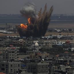 Le esplosioni causate dai raid aerei israeliani su Gaza (Reuters)