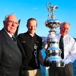 Da sinistra Bob Oatley con James Spithill skipper di Oracle e Iain Murray direttore della sfida autraliana il giorno della presentazione di Team Australia.