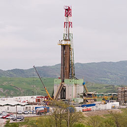Un pozzo di petrolio in Basilicata (Olycom)