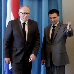 Il ministro degli Esteri danese Frans Timmermans e la sua controparte ucraina Pavlo Klimkin (Epa)