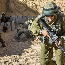 Soldati israeliani presidiano un tunnel usato dai palestinesi (Reuters)
