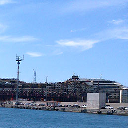 Concordia all'orizzonte, all'alba entrerà in porto a Genova Costa-concordia-porto