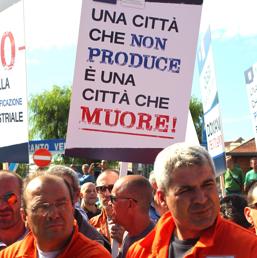 Un'immagine del corteo di protesta di Taranto del 1° agosto, «Industria ultima fermata»