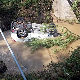 Un'auto in acqua a Molinetto della Croda di Refrontolo (Treviso) dopo la bomba d'acqua che si è abbattuta nella notte (Ansa)