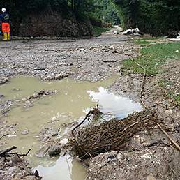 Un momento dei soccorsi subito dopo lo straripamento del torrente Lierza a Refronto (Ansa)