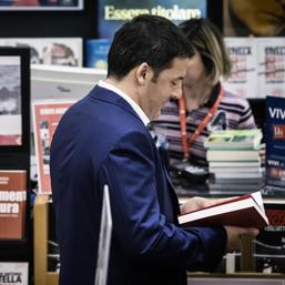 Il premier Matteo Renzi alla libreria Feltrinelli (Ansa)