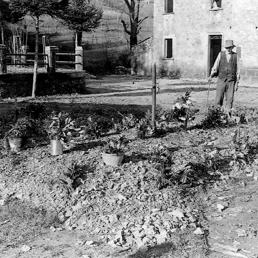 La sepoltura nel 1944 nel piazzale della chiesa (Ansa)