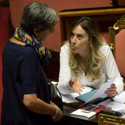 Il ministro per le Riforme, Maria Elena Boschi, discute in aula al Senato con Anna Finocchiaro del Pd (Ansa)