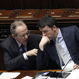 Il presidente del Consiglio Matteo Renzi con il ministro dell'Economia, Pier Carlo Padoan (Ansa)