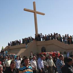 Funerali dopo un attentato a una chiesa cattolica in Iraq (Epa)