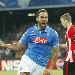 Gonzalo Higuain esulta dopo il gol del pareggio (Ansa)