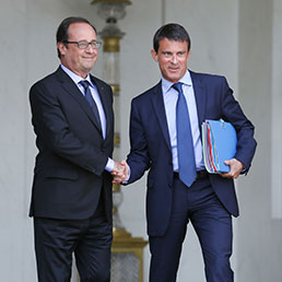 Il presidente francese Francois Hollande con il Primo ministro Manuel Valls (Afp)