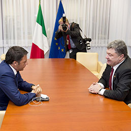 Il presidente del Consiglio Matteo Renzi con il Presidente dell'Ucraina, Petro Poroshenko (Ansa)