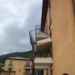 l'aquila crolla balcone