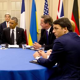 Il presidente del Consiglio, Matteo Renzi (primo da destra), al tavolo del summit Nato di Newport con il presidente Usa, Barack Obama, il premier britannico, David Cameron, e la cancelliera tedesca Angela Merkel (Epa)