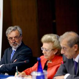 Da sinistra, il segretario generale del PrixItalia, Paolo Morawski, il presidente della Rai, Anna Maria Tarantola, e il sindaco di Torino, Piero Fassino (Ansa)