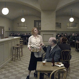 Una scena del film «A Pigeon Sat on a Branch Reflecting on Existence», vincitore del Leone d'oro alla 71a Mostra del Cinema di Venezia